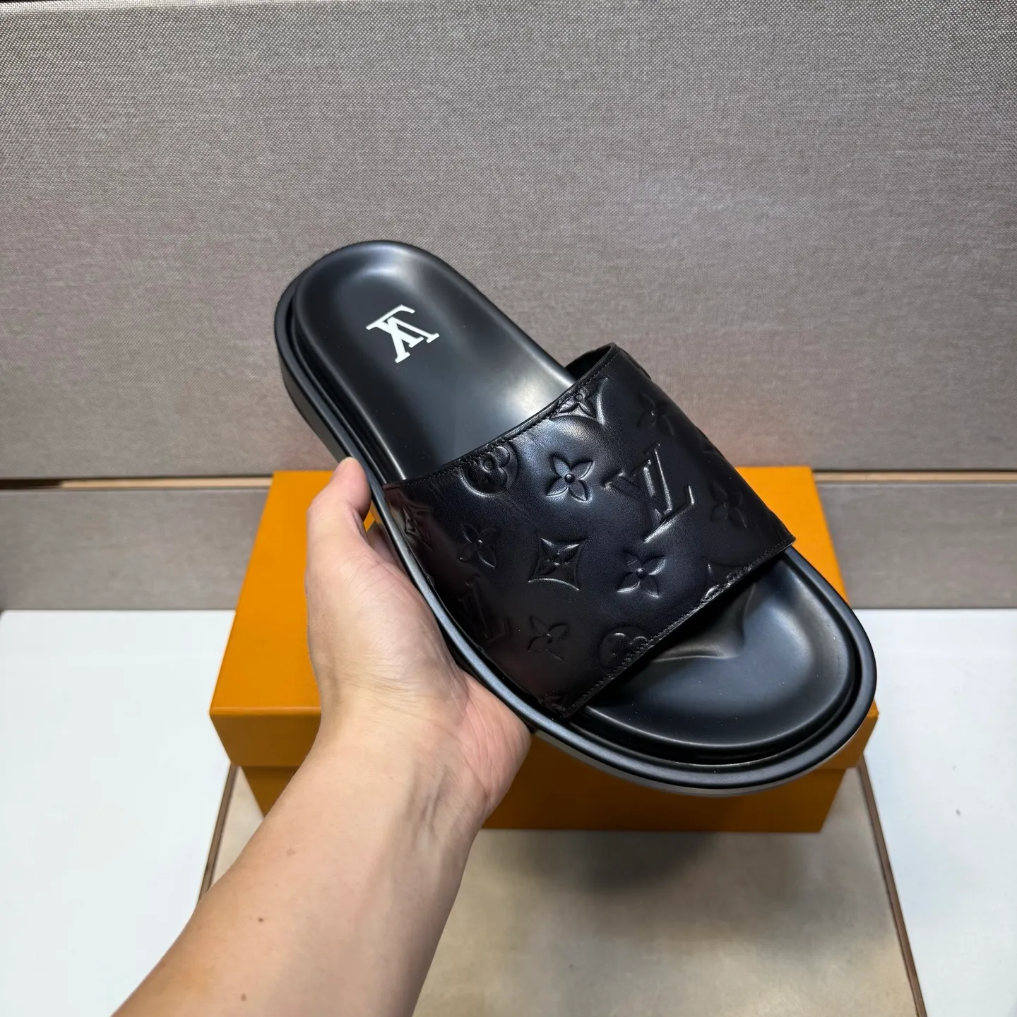 ⬛️Men's shoes 💰p400 [LV～] Men's casual slippers 2025z cabinet sales simultaneously 🔶Size: 39-44#️⃣ 🔷4 colors🔜The upper is made of cowhide stitching➕Genuine leather lining, comfortable and breathable, sole: original comfortable and wear-resistant outsole, ⚠️Real 📱Photographed🎬The real thing is better📢📢📢